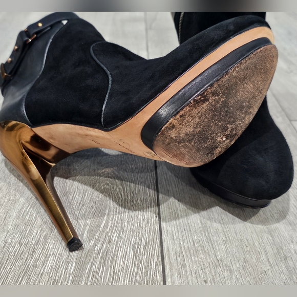 BCBGMAXAZRIA Leather Suede Gold Metal Heel Stem Stiletto Ankle Boots Black 8B - Picture 9 of 11